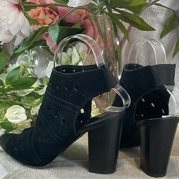 Cutout Charisma: Franco Fortini Black Heeled Booties - Size 7.5 Worn once in Box - Picture 7 of 11